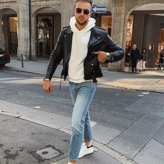 Какие джинсы носить с белым худи мужчине