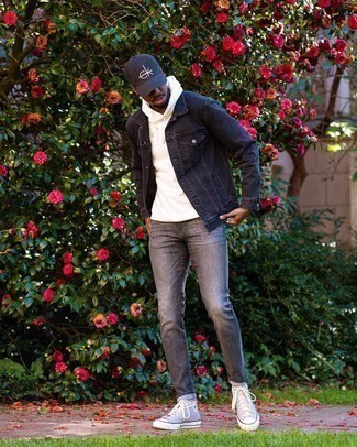 Какие джинсы носить с белым худи мужчине