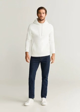 Какие джинсы носить с белым худи мужчине