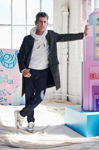 Какие джинсы носить с белым худи мужчине