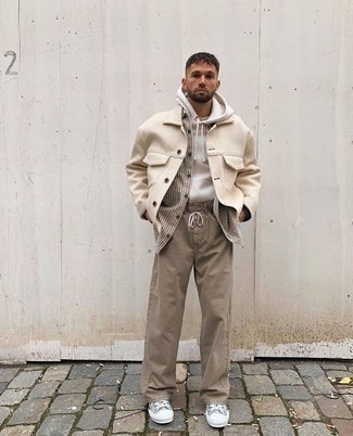 Какие джинсы носить с белым худи мужчине