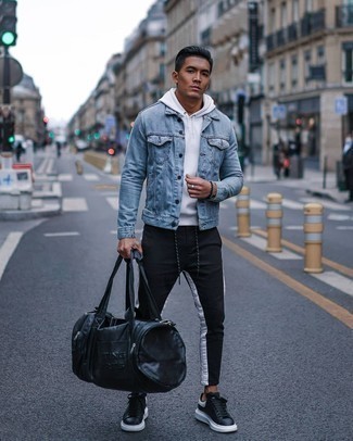 Как носить белый худи с голубой джинсовой курткой мужчине