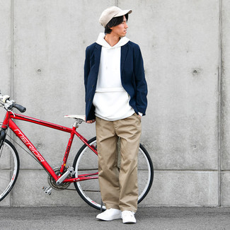 Как носить белый худи с темно-синим пиджаком мужчине