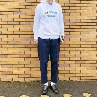 Как носить белый худи с темно-синими брюками чинос