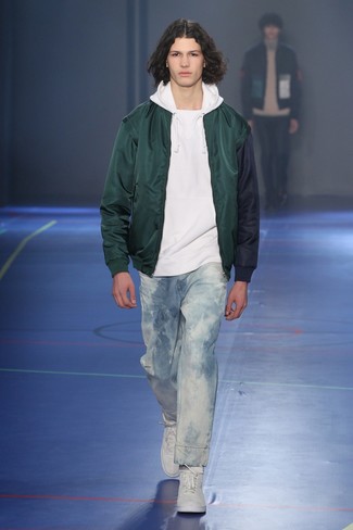 Как носить белый худи с оливковым бомбером мужчине