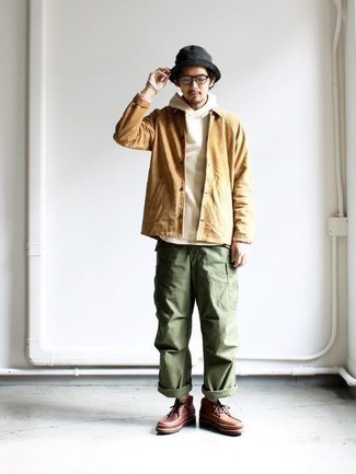 Как носить белый худи с оливковыми брюками карго