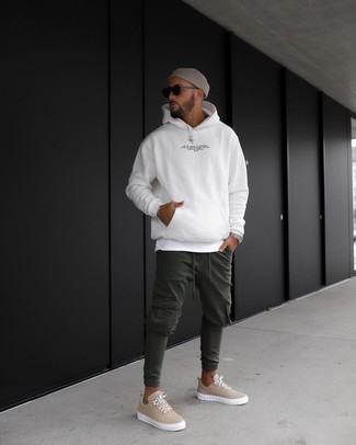 Как носить белый худи с оливковыми брюками карго