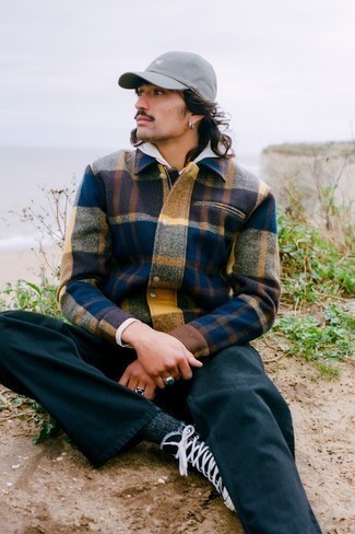 Какие куртки-рубашки носить с белым худи мужчине