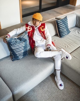 Какие университетские куртки носить с белым худи мужчине