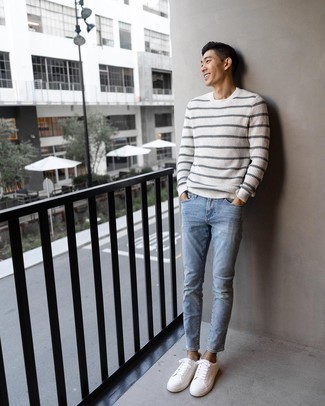 С чем носить белый свитер с круглым вырезом в горизонтальную полоску мужчине