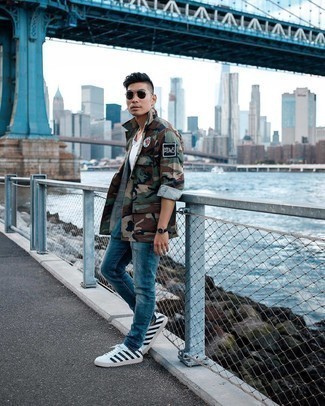 С чем носить белые кожаные низкие кеды в горизонтальную полоску мужчине