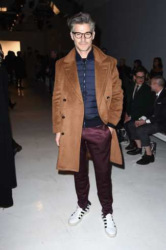 С чем носить белые низкие кеды в горизонтальную полоску мужчине