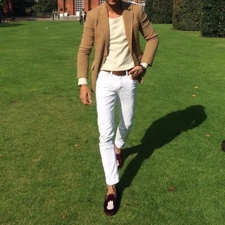 Как носить белые джинсы с бежевым свитером с круглым вырезом мужчине