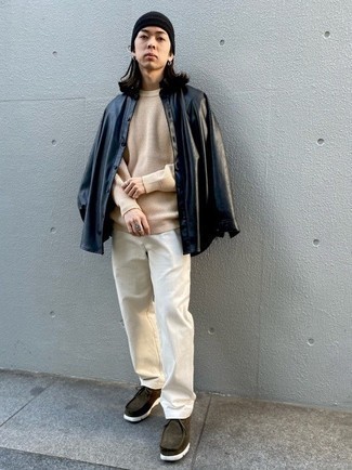 Как носить белые джинсы с бежевым свитером с круглым вырезом мужчине