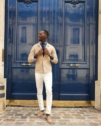 Как носить белые джинсы с бежевыми замшевыми лоферами мужчине