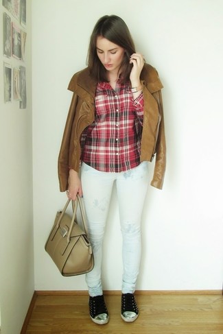 Какие косухи носить с белыми джинсами женщине