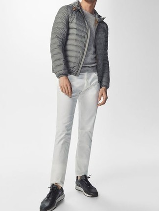 Как носить белые джинсы с черными кроссовками мужчине