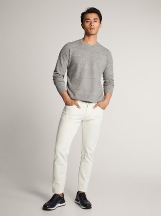 Как носить белые джинсы с черными кроссовками мужчине