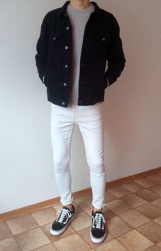 Как носить белые джинсы с черными низкими кедами из плотной ткани мужчине