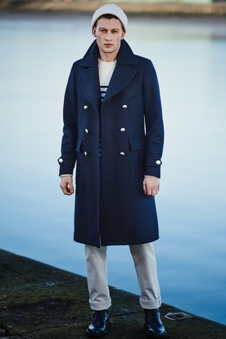 Как носить белые джинсы с черными кожаными повседневными ботинками мужчине