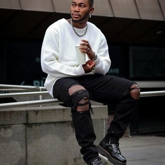 Как носить белые джинсы с черными кожаными повседневными ботинками мужчине