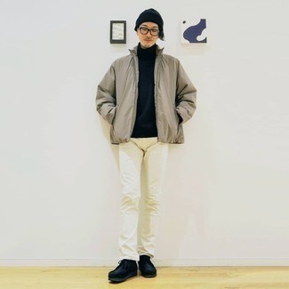 Как носить белые джинсы с черными замшевыми ботинками дезертами