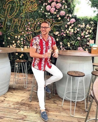 Как носить белые джинсы с синими замшевыми лоферами мужчине