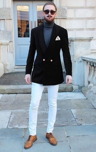 Как носить белые джинсы с синей водолазкой мужчине