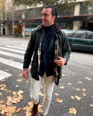 Как носить белые джинсы с синей водолазкой мужчине