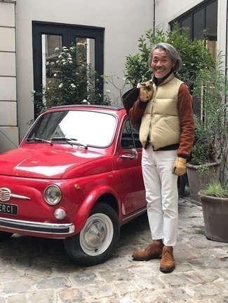 Как носить белые джинсы с коричневым бомбером мужчине