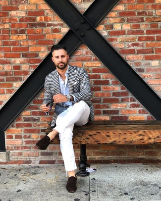 Как носить белые джинсы с коричневыми замшевыми лоферами мужчине