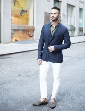 Как носить белые джинсы с коричневыми замшевыми лоферами мужчине