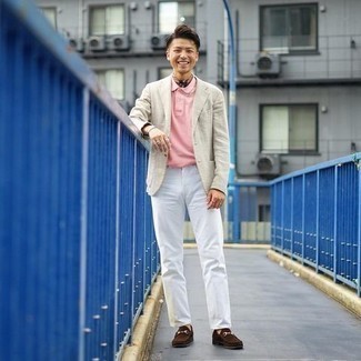 Как носить белые джинсы с коричневыми замшевыми лоферами мужчине