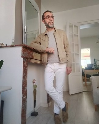 Как носить белые джинсы с коричневыми замшевыми лоферами мужчине