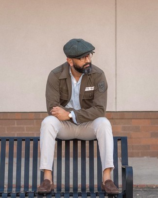 Как носить белые джинсы с коричневыми замшевыми лоферами мужчине