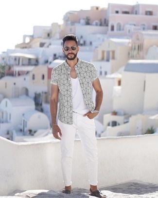 Как носить белые джинсы с темно-серыми кожаными сандалиями мужчине