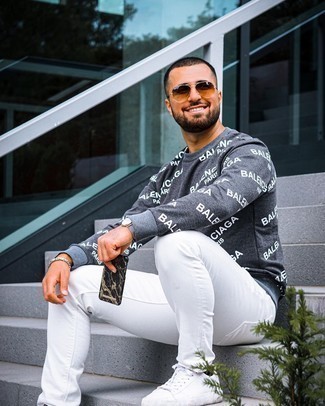 Какие свитера с круглым вырезом носить с белыми джинсами мужчине