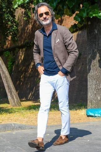 Как носить белые джинсы с темно-коричневым пиджаком мужчине