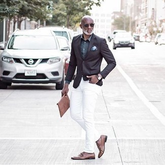 Как носить белые джинсы с темно-коричневым пиджаком мужчине