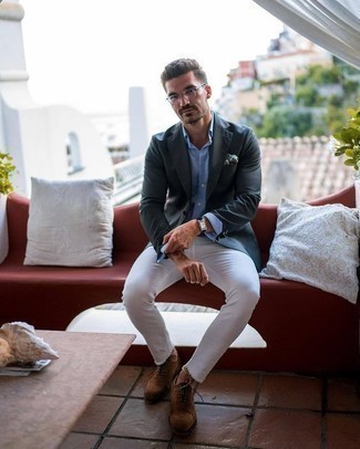 Как носить белые джинсы с темно-коричневыми замшевыми брогами