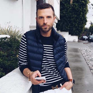 Какие куртки без рукавов носить с белыми джинсами мужчине