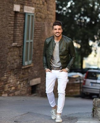 Как носить белые джинсы с серыми низкими кедами из плотной ткани мужчине