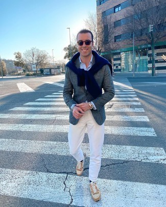 Как носить белые джинсы с серым пиджаком с узором "в ёлочку" мужчине