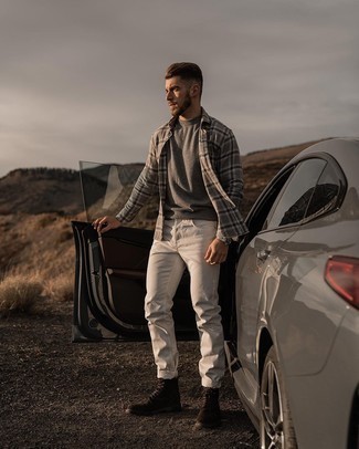 Как носить белые джинсы с серой рубашкой с длинным рукавом мужчине