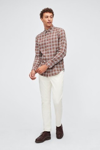 Как носить белые джинсы с серой рубашкой с длинным рукавом мужчине