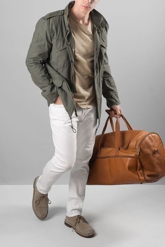 Как носить белые джинсы с серыми замшевыми ботинками дезертами