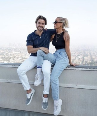 Как носить белые джинсы с серыми замшевыми низкими кедами мужчине