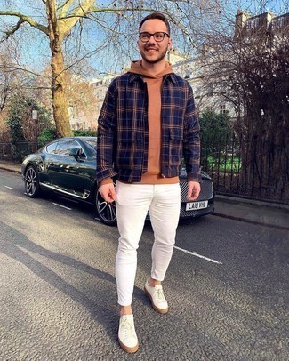 Какой худи носить с белыми джинсами мужчине