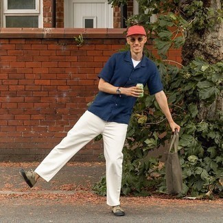 Какие низкие кеды носить с белыми джинсами мужчине