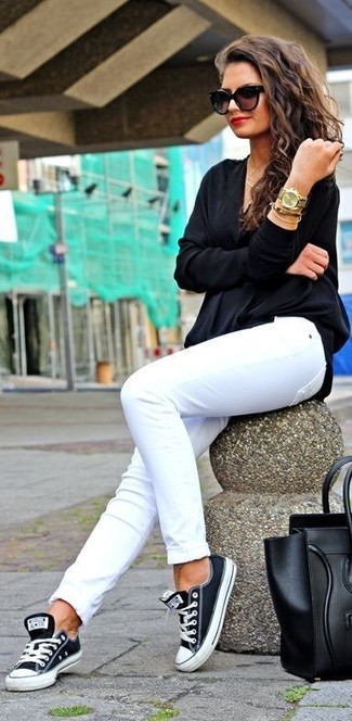 Какие низкие кеды носить с белыми джинсами женщине